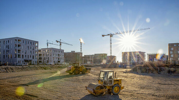 Sonnige Zeiten für Investoren, denn in München wird gebaut wie nie. Nur kommt oft kein bezahlbarer Wohnraum dabei heraus.
