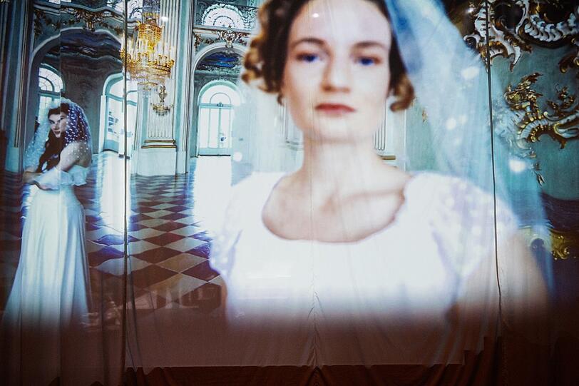 Nymphenburg, Spiegelungen, Projektionen und inhaltliche Wirrnis: Lena Brückner (li.) und Liv Stapelfeldt.