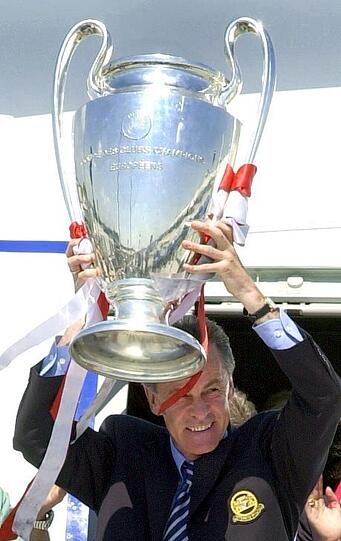 Am nächsten Morgen kommt Ottmar Hitzfeld nach durchzechter Nacht mit dem Champions League Pokal aus dem Flieger.