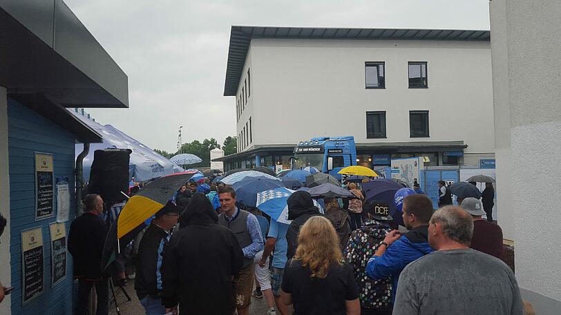 Hunderte Fans waren bereits am Morgen auf dem Gelände. Vor allem Wieder-Neu-Löwe Stefan Aigner sorgte für Euphorie bei den Anhängern.