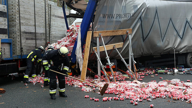 Bei einem schweren Lkw-Unfall auf der A6 behinderten dreiste Gaffer die Rettungsmaßnahmen massiv. Die Bilder von der Unfallstelle.