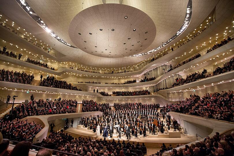 twa ein Drittel der Zuhörer sitzt in der Hamburger Elbphilharmonie hinter dem Orchester. Wenn Sänger &ndash; wie üblich &ndash; vor den Musikern an der Kante des Podiums platziert werden, führt das zu akustischen Problemen, die in schuhschachtelförmigen Sälen nicht auftreten.