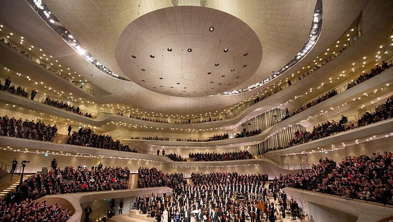 twa ein Drittel der Zuhörer sitzt in der Hamburger Elbphilharmonie hinter dem Orchester. Wenn Sänger – wie üblich – vor den Musikern an der Kante des Podiums platziert werden, führt das zu akustischen Problemen, die in schuhschachtelförmigen Sälen nicht auftreten. twa ein Drittel der Zuhörer sitzt in der Hamburger Elbphilharmonie hinter dem Orchester. Wenn Sänger – wie üblich – vor den Musikern an der Kante des Podiums platziert werden, führt das zu akustischen Problemen, die in schuhschachtelförmigen Sälen nicht auftreten.