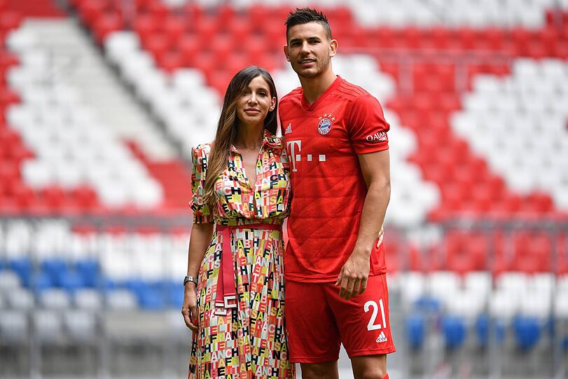 Rekordmann Lucas Hernández heiratete seine Amelia Ossa Llorente im Juni 2018, am 1. August 2018 kam Sohn Martin zur Welt. Im Februar 2017 kam das Paar in die Schlagzeilen, nachdem ein Streit zwischen den beiden eskalierte und die Polizei gerufen werden musste. Damals wurden beide zu jeweils 31 Tagen gemeinnütziger Arbeit und dem Einhalten von 500 Metern gegenseitigem Sicherheitsabstand verurteilt. Doch schon kurz nach dem Streit flog das Paar gemeinsam in den Urlaub.