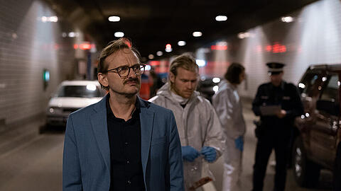 "Danowski - Blutapfel": Adam Danowski (Milan Peschel, l.) sieht sich den Tatort an