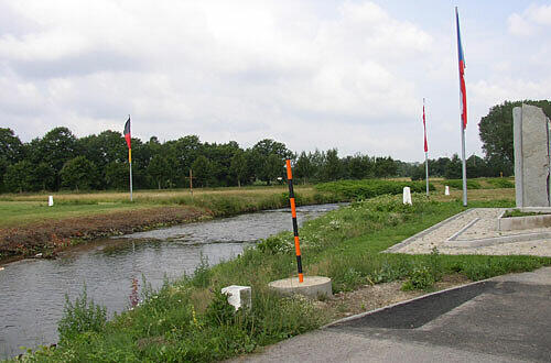 Dreiländerpunkt in der Lausitzer Neiße, Foto: Wikipedia
