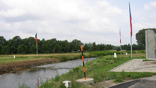 Dreiländerpunkt in der Lausitzer Neiße, Foto: Wikipedia Dreiländerpunkt in der Lausitzer Neiße, Foto: Wikipedia
