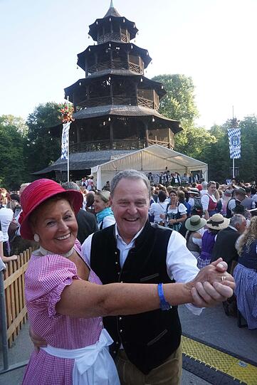 Landtags-Kandidatin Gabriele Weißhäupl und Staatsminister für Wissenschaft, Forschung und Kunst, Wolfgang Heubisch, (beide FDP) tanzen seit den frühen Morgenstunden auf dem Kocherlball am Chinesischen Turm.