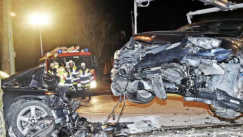 Der 44-Jährige krachte mit seinem Porsche in einen parkenden BMW. Der 44-Jährige krachte mit seinem Porsche in einen parkenden BMW.