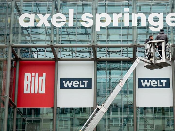 Zum Medienhaus Axel Springer gehören unter anderem "Bild", "Die Welt" und die "BZ". Der US-Finanzinvestor KKR hat für den Einstieg bei Axel Springer eine wesentliche Hürde genommen.