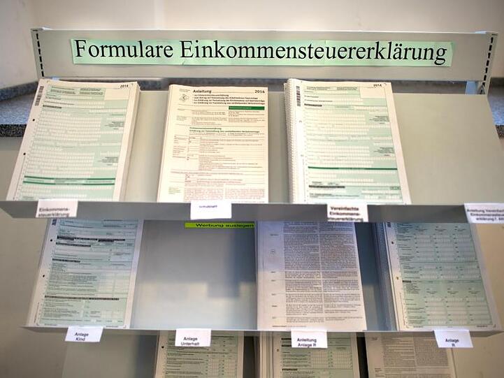 Formulare zur Einkommensteuererklärung im Dresdner Rathaus.