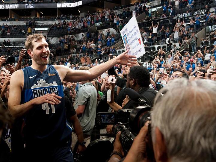 Dirk Nowitzki verabschiedet sich von den Mavericks-Fans.