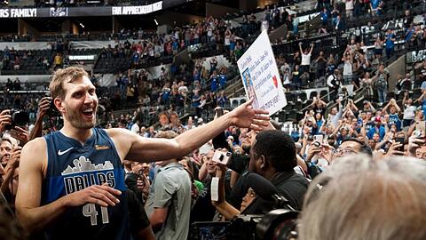 Dirk Nowitzki verabschiedet sich von den Mavericks-Fans.