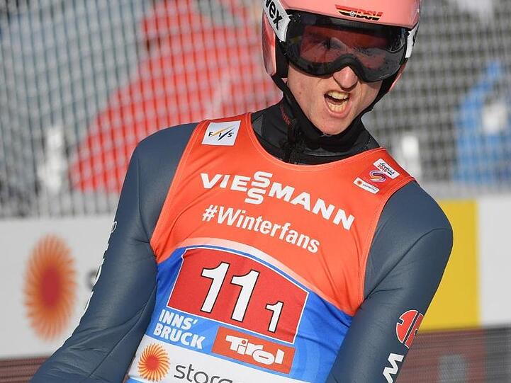 Der deutsche Skispringer Karl Geiger jubelt nach seinem Sprung.