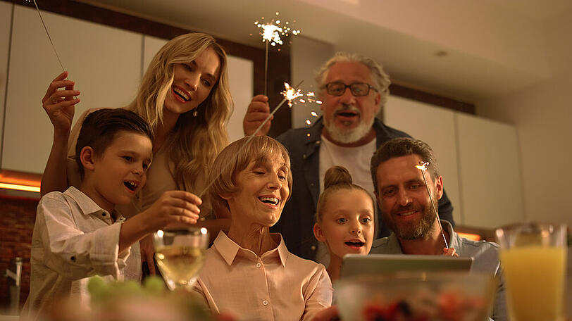 Gemeinsames Singen zu Weihnachten gehört für viele Familien dazu.