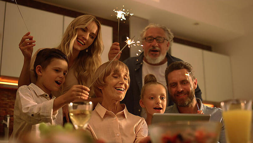 Gemeinsames Singen zu Weihnachten gehört für viele Familien dazu. Gemeinsames Singen zu Weihnachten gehört für viele Familien dazu.