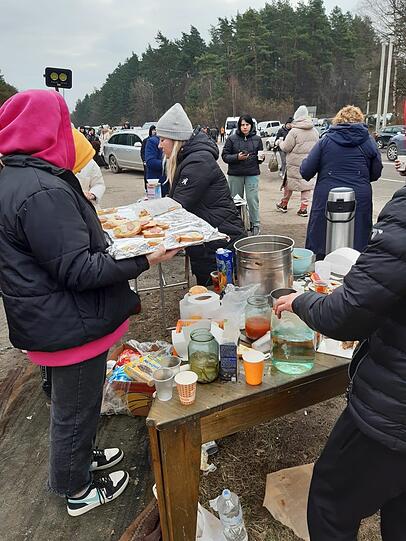 Bauern haben den Flüchtlingen kostenloses Essen hingestellt.