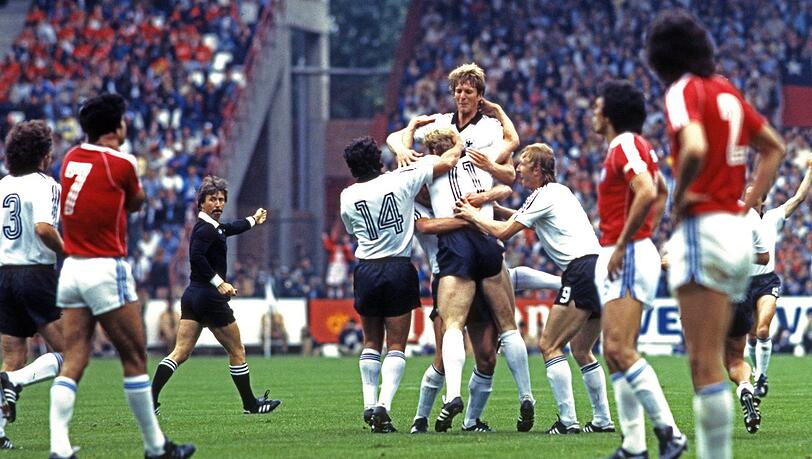 Auftakt verloren, aber dann losgelegt: Die deutsche Mannschaft um Rummenigge bei der WM 1982 besiegt Chile mit 4:1. Auftakt verloren, aber dann losgelegt: Die deutsche Mannschaft um Rummenigge bei der WM 1982 besiegt Chile mit 4:1.