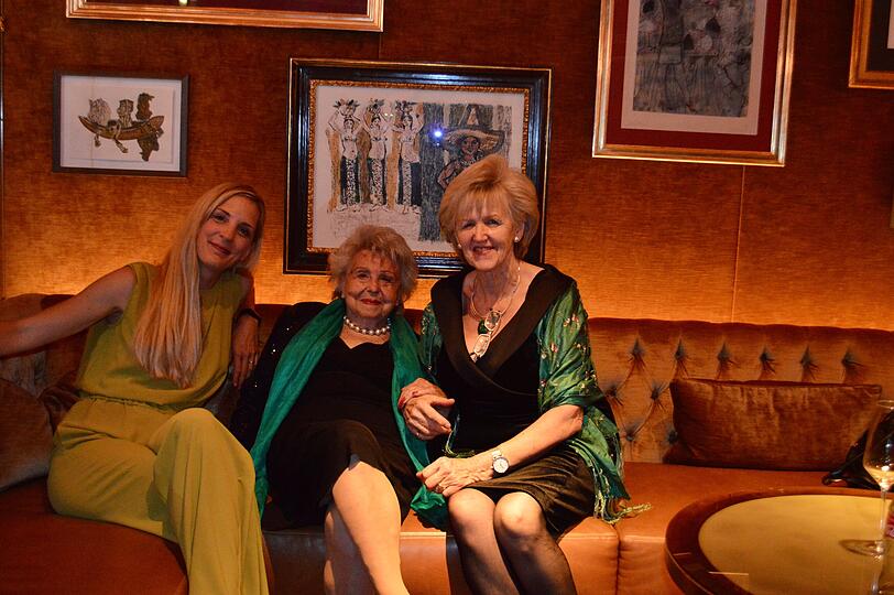 Ruth Megary (m.) mit Caro Matzko (l.) und Marille Rüb (r.).