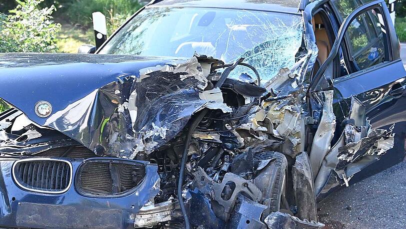 Ein BMW ist in der Pippinger Straße frontal gegen einen Lkw gekracht. Ein BMW ist in der Pippinger Straße frontal gegen einen Lkw gekracht.