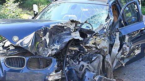 Ein BMW ist in der Pippinger Stra&szlig;e frontal gegen einen Lkw gekracht.