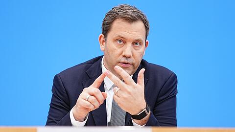 Finanzminister Klingbeil (SPD) fehlen in den kommenden Jahren Milliarden. (Archivbild)