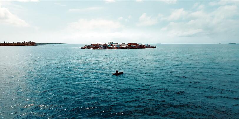Mitten im Atlantik haben ehemalige Sklaven aus Korallen, Muscheln und Steinen einst eine neue Insel geschaffen. Wie die Menschen dort mit dem Meer leben, zeigt die erste Folge von "Terra X: Ozeane - Eine Menschheitsgeschichte". Mitten im Atlantik haben ehemalige Sklaven aus Korallen, Muscheln und Steinen einst eine neue Insel geschaffen. Wie die Menschen dort mit dem Meer leben, zeigt die erste Folge von "Terra X: Ozeane - Eine Menschheitsgeschichte".