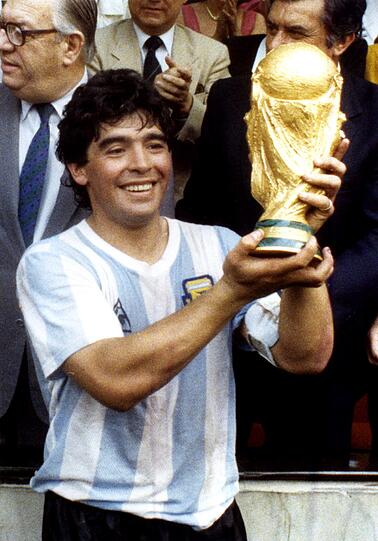 Diego Maradona zählt zu den besten Fußballspielern der Geschichte. Als Nationalspieler wurde er 1986 Weltmeister und 1990 Vize-Weltmeister, insgesamt spielte er bei vier Weltmeisterschafts-Endrunden mit.