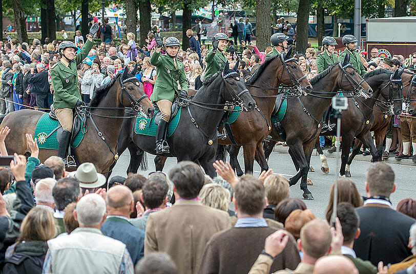 Eine Reiterstaffel der Polizei nimmt am Einzug der Festwirte zum Beginn des Oktoberfestes teil.