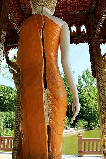 Der Buddha in der Thal-Sala im Westpark wird von Philipp Reisacher und  Helga Hornung saniert.