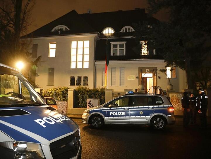 Die Botschaft der Republik Kamerun in Berlin-Westend ist in der Nacht zum Sonntag besetzt worden.
