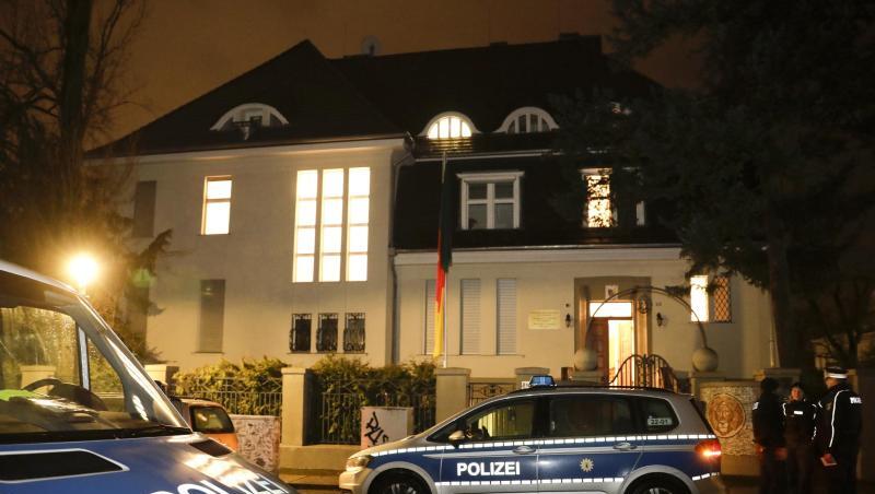 Die Botschaft der Republik Kamerun in Berlin-Westend ist in der Nacht zum Sonntag besetzt worden. Die Botschaft der Republik Kamerun in Berlin-Westend ist in der Nacht zum Sonntag besetzt worden.