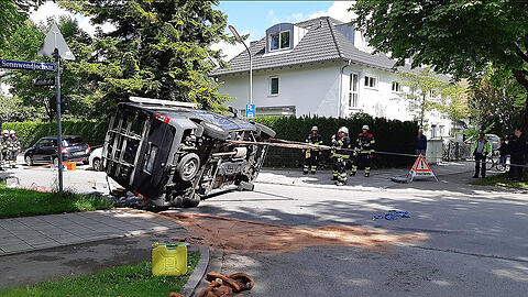 Die Feuerwehr richtete das Fahrzeug wieder auf.