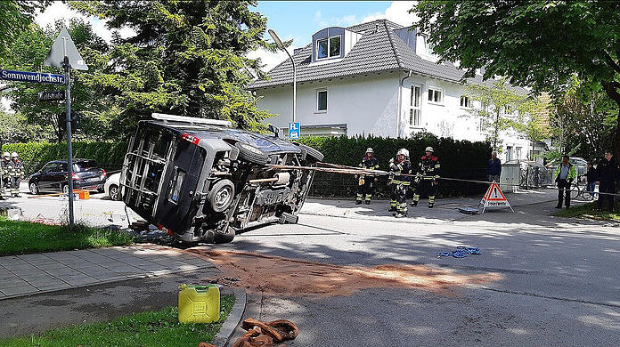 Die Feuerwehr richtete das Fahrzeug wieder auf.