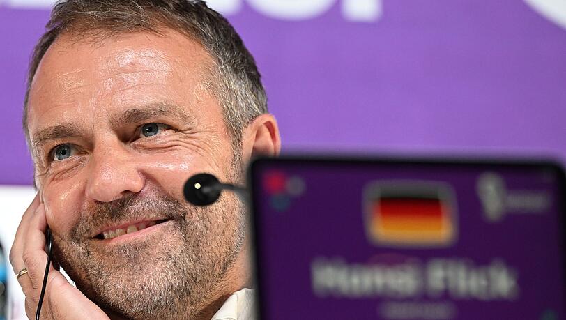 Rücktritt ist kein Thema für Bundestrainer Hansi Flick bei der Presskonferenz.