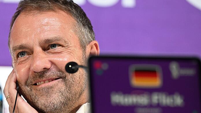 Rücktritt ist kein Thema für Bundestrainer Hansi Flick bei der Presskonferenz.