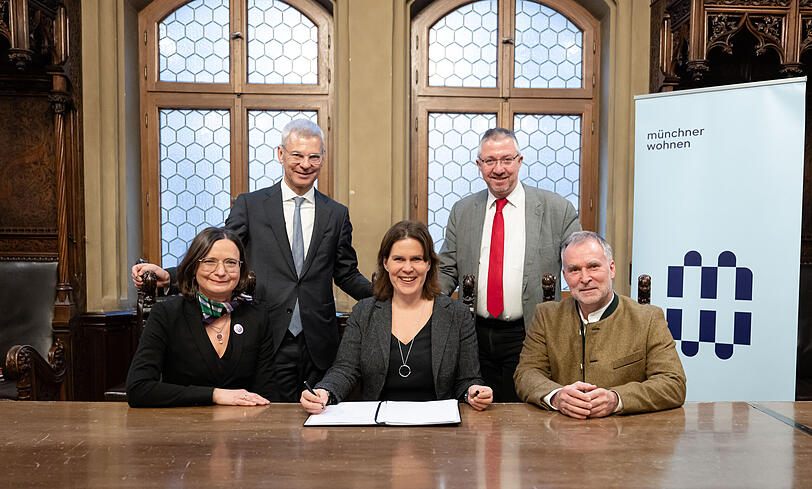 Da hatte er schon gekündigt: Armin Hagen (rechts) bei der Vertrags-Unterzeichnung für die Münchner Wohnen. 

Weiter auf dem Bild: Bürgermeisterin Verena Dietl (Mitte) gemeinsam mit Dr. Doris Zoller, Notar Dr. Hans-Joachim Vollrath (hinten links), und Christian Müller (hinten rechts).