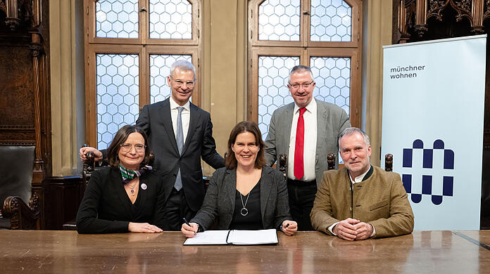 Da hatte er schon gekündigt: Armin Hagen (rechts) bei der Vertrags-Unterzeichnung für die Münchner Wohnen. 

Weiter auf dem Bild: Bürgermeisterin Verena Dietl (Mitte) gemeinsam mit Dr. Doris Zoller, Notar Dr. Hans-Joachim Vollrath (hinten links), und Christian Müller (hinten rechts).