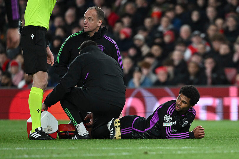 Serge Gnabry verletzt sich im Viertelfinal-Hinspiel gegen Arsenal.