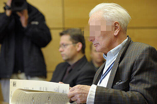 Dr. Pfusch vor Gericht: Der angeklagte Schönheitschirurg Carl August Max F. blättert vor dem Prozessauftakt in Würzburg in seinen Unterlagen.