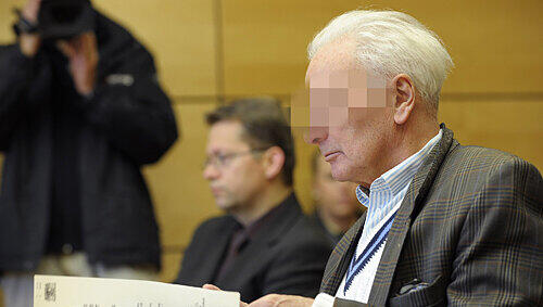 Dr. Pfusch vor Gericht: Der angeklagte Schönheitschirurg Carl August Max F. blättert vor dem Prozessauftakt in Würzburg in seinen Unterlagen. Dr. Pfusch vor Gericht: Der angeklagte Schönheitschirurg Carl August Max F. blättert vor dem Prozessauftakt in Würzburg in seinen Unterlagen.