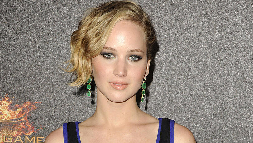 Jennifer Lawrence ist ohne ihren Freund Chris Martin unterwegs Jennifer Lawrence ist ohne ihren Freund Chris Martin unterwegs