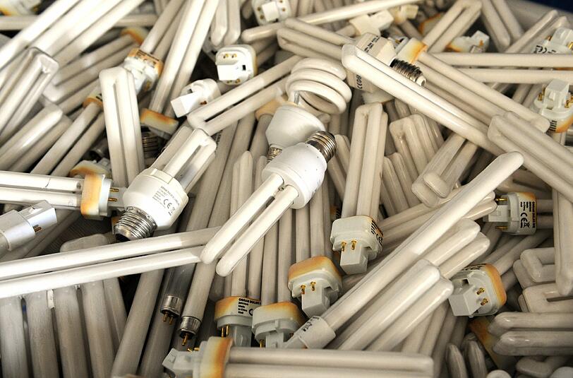 Für Verbraucher kann das giftige Schwermetall Quecksilber im Haushalt zur Gefahr werden, wenn die Energiesparlampe zerbricht. Foto: Patrick Seeger