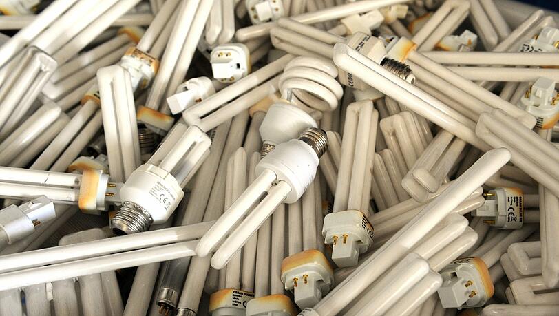 Für Verbraucher kann das giftige Schwermetall Quecksilber im Haushalt zur Gefahr werden, wenn die Energiesparlampe zerbricht. Foto: Patrick Seeger Für Verbraucher kann das giftige Schwermetall Quecksilber im Haushalt zur Gefahr werden, wenn die Energiesparlampe zerbricht. Foto: Patrick Seeger
