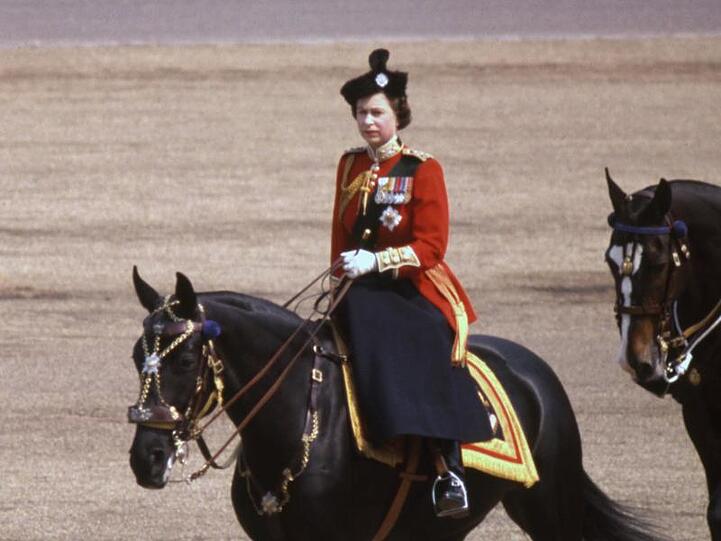 Königin Elizabeth II. auf Burmese während der Geburtstagsparade "Trooping the Colour" (1969).