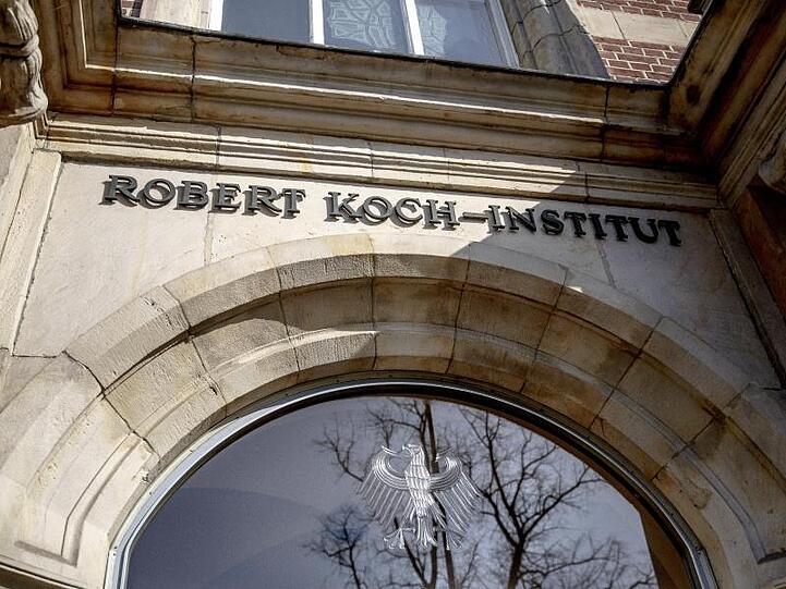 Der Schriftzug Robert Koch-Institut steht über dem Eingang des Gebäudes. Foto: Carsten Koall/dpa/Archivbild