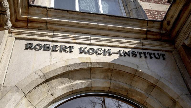 Der Schriftzug Robert Koch-Institut steht über dem Eingang des Gebäudes. Foto: Carsten Koall/dpa/Archivbild Der Schriftzug Robert Koch-Institut steht über dem Eingang des Gebäudes. Foto: Carsten Koall/dpa/Archivbild