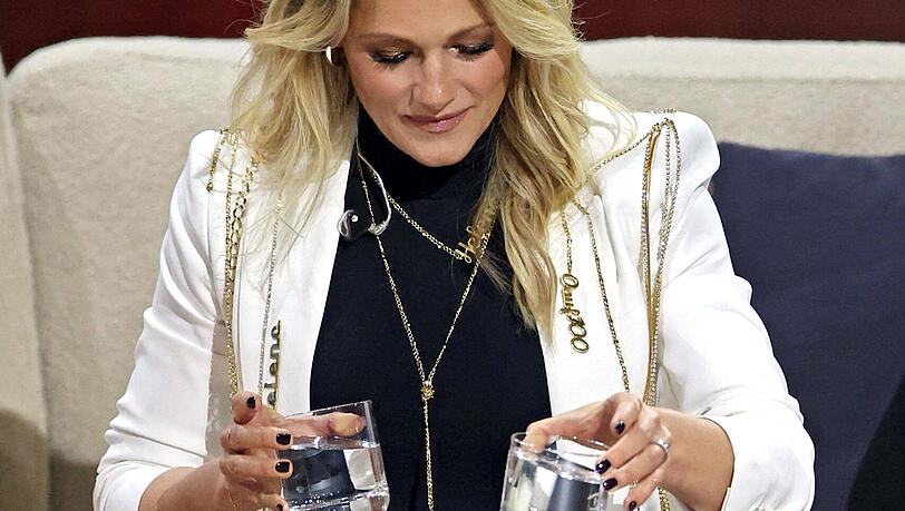 Verwirrung bei Helene Fischer nach Schar an Gästen: "Welches Glas gehört denn mir?" Verwirrung bei Helene Fischer nach Schar an Gästen: "Welches Glas gehört denn mir?"