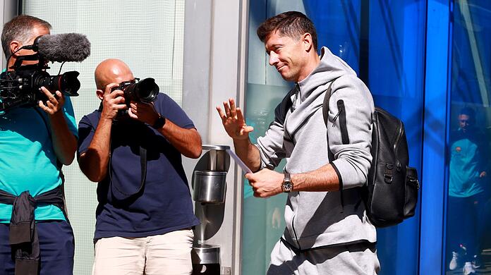 Robert Lewandowski vom FC Barcelona bei seiner Ankunft in München.