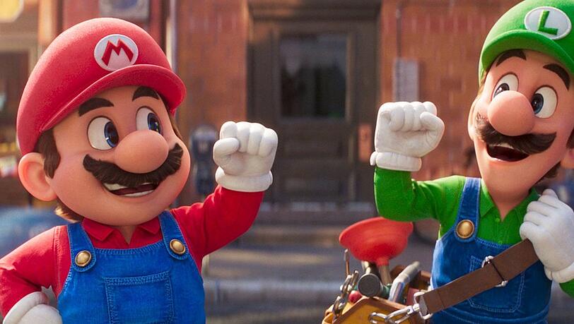 Mario (l.) und Luigi auf der großen Leinwand.